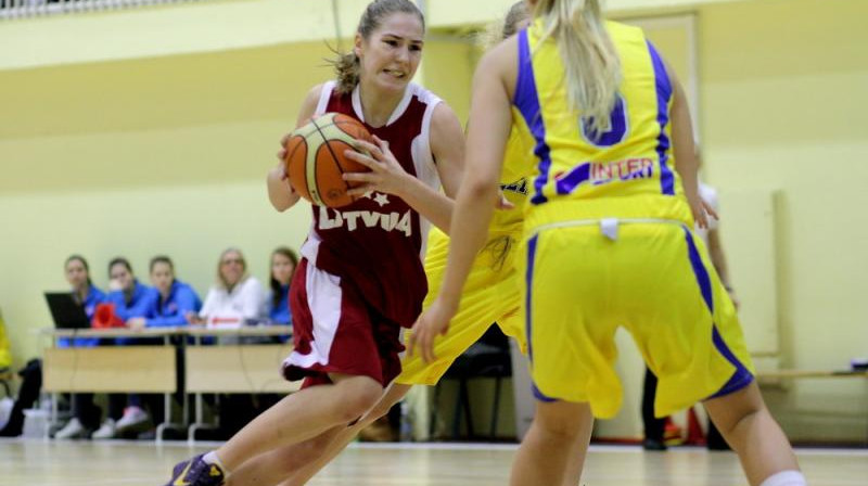 U16 izlases spēlētāja Laura Grabe spēlē pret Zviedriju
Foto: www.basket.ee