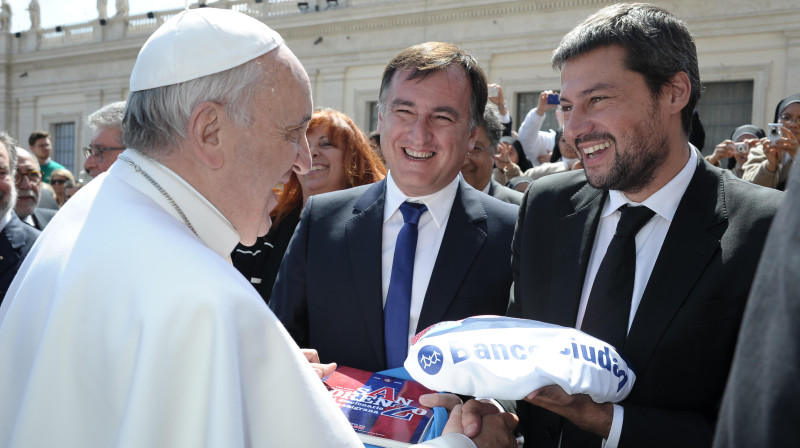 Pāvests spiež roku  "San Lorenzo" prezidentam
Foto: AP / Scanpix