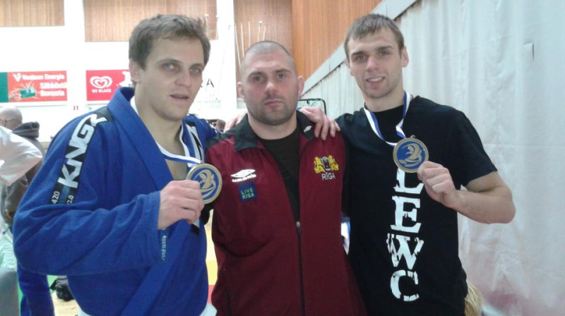 Arsēnijs Kardašs (no kreisās), Vladislavs Čerņavskis un Artūrs Čerņavskis
Foto: mixfight.lv