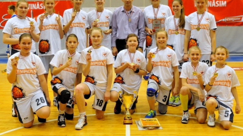 BJBS Rīga/Rīdzene: Swedbank Latvijas Jaunatnes basketbola līgas Colgate U13 grupas čempiones.
Foto: Romualds Vambuts
