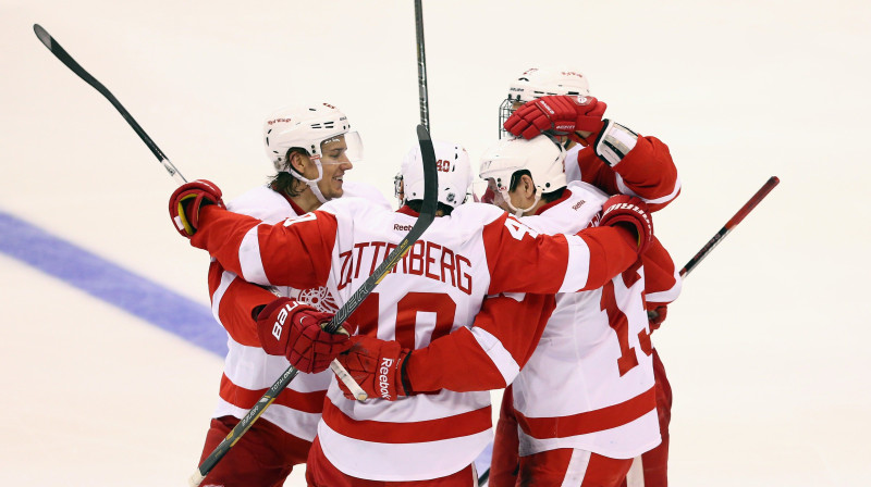 Detroitas "Red Wings" hokejisti atzīmē vārtu guvumu
Foto: AFP/Scanpix