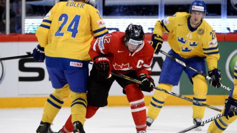 Aleksandrs Edlers savaino Ēriku Stālu
Foto: AFP/Scanpix