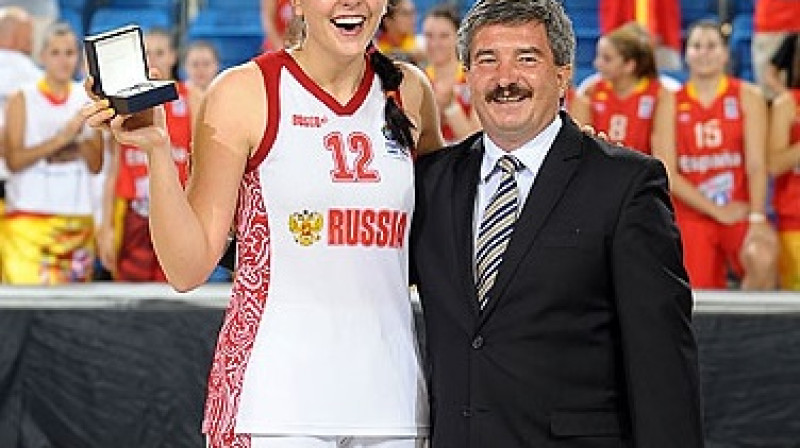 Ksenija Tihoņenko, saņemot 2012. gada Eiropas U20 čempionāta MVP balvu
Foto: Viktor Rebay, www.fibaeurope.com