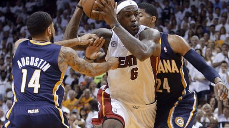 Lebrons Džeimss dodas uzbrukumā "Pacers" grozam
Foto:AP/Scanpix