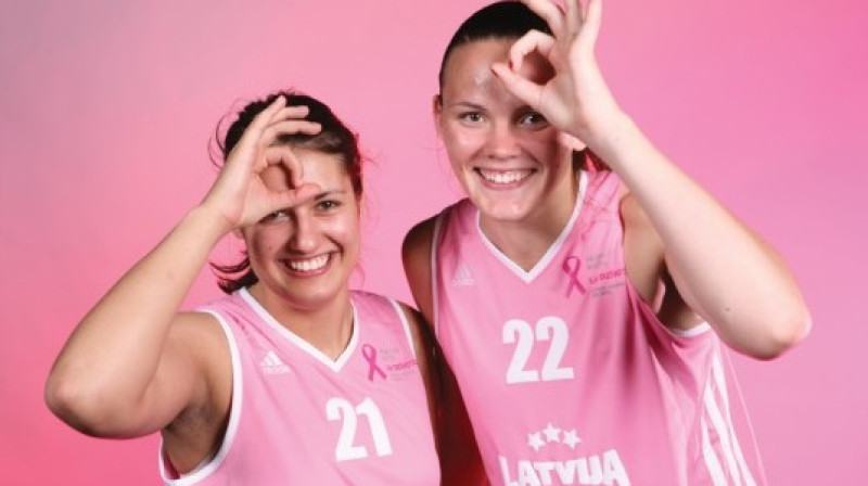 Ieva Krastiņa, Anete Šteinberga un Latvijas valstsvienība: pārbaudes spēļu seriāls pabeigts kaujinieciski labā noskaņojumā.
Foto: www.basket.lv