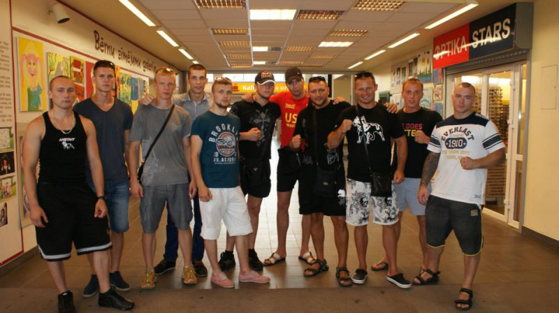 Latvijas MMA cīkstoņu komanda un viņu treneris Andrejs Maslovs un Sergejs Domņins
Foto: rigaprofesionalis.lv