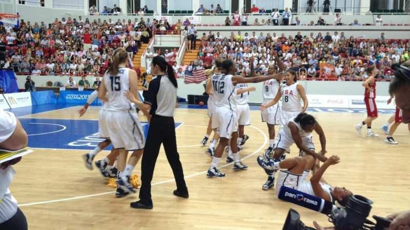 Amerikānietes līksmo par uzvaru Kazaņā
Foto: USA Basketball