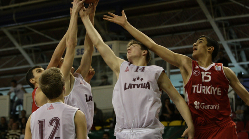 Latvijas un Turcijas U16 izlases: šosezon pagaidām 2:1, ceturtā spēle svētdien Priekuļos.
Foto: tbf.org