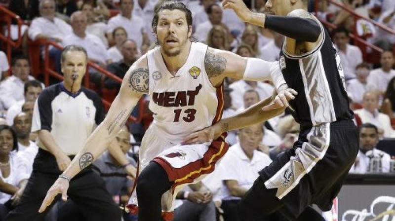 Maiks Millers NBA finālā palīdzēja "Heat" apspēlēt gan Deniju Grīnu (pa labi), gan visu "Spurs" komandu
Foto:AP/Scanpix