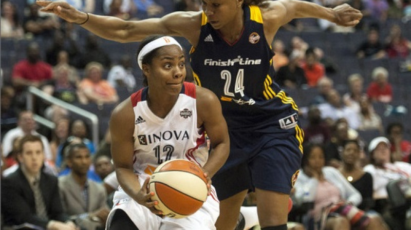 "Mystics" spēlētāja Aivorija Latta cīņā ar "Indiana Fever" uzbrucēju Tamiku Kečingsu
Foto: AP/Scanpix