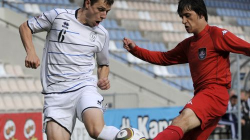 Andreju Kovaļovu (pa kreisi) pret Ruslanu Mingazovu
Foto: Romāns Kokšarovs, Sporta Avīze, f64