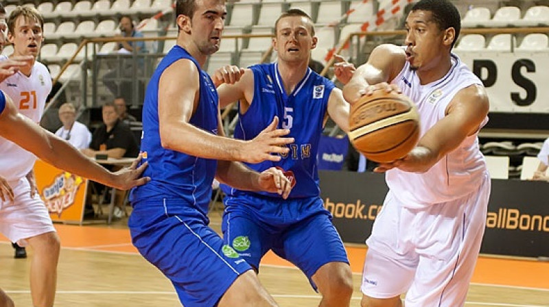 Šons Kaningems (pirmais no labās)
Foto: www.fibaeurope.com