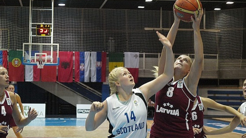 Vineta Bīriņa: 18 punkti un 12 atlēkušās bumbas uzvarā pār Ungāriju
Foto: www.fibaeurope.com