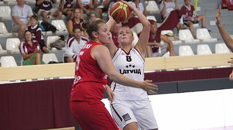 Vineta Bīriņa: 10 punkti un 16 atlēkušās bumbas zaudējumā pret Lietuvu
Foto: www.fibaeurope.com