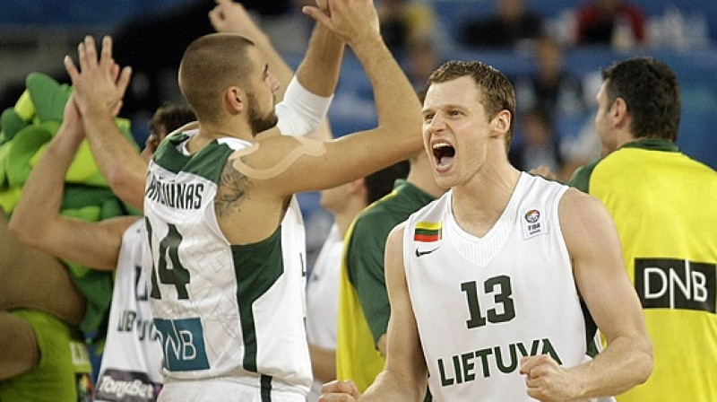 Jons Valančūns un Martins Pocjus priecājas par iekļūšanu Eiropas čempionāta pusfinālā
Foto: www.fibaeurope.com