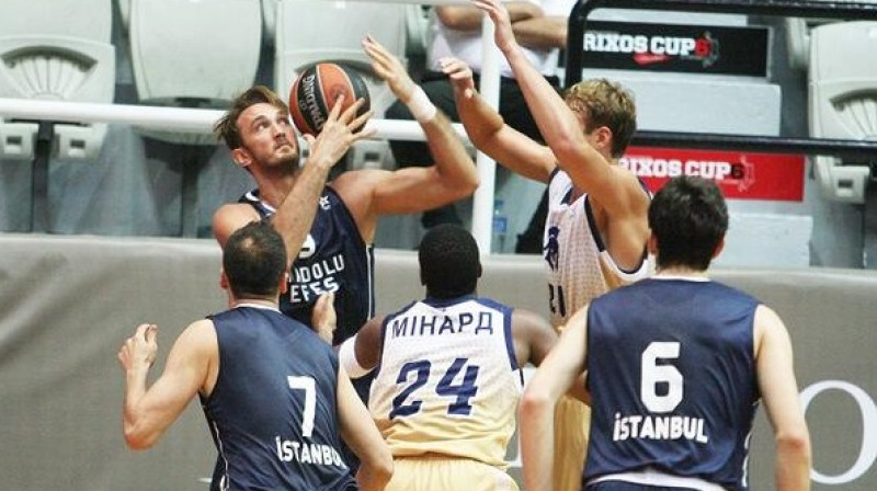 Fragments no "Budivelnik" un "Anadolu Efes" spēles
Foto: Rixos Cup