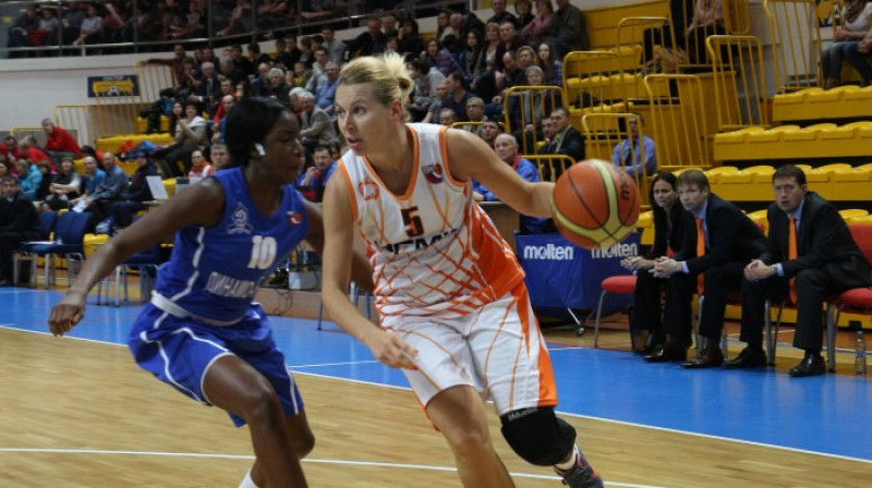 Anete Jēkabsone-Žogota 20. oktobra spēlē pret Novosibirskas "Dynamo-GUVD" iemeta 3 no 4 tālmetieniem
Foto: www.basket.ugmk.com