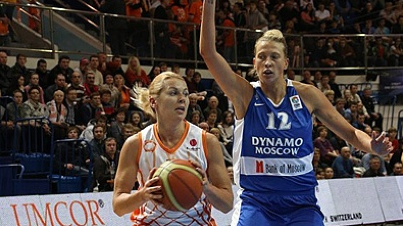 Anete Jēkabsone-Žogota cīņā ar Tatjanu Vidmeru
Foto: www.basket.ugmk.com