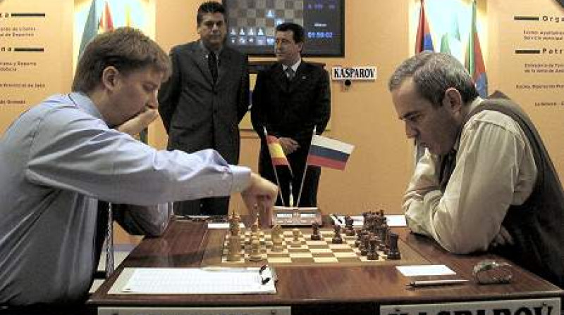 Aleksejs Širovs vs. Garijs Kasparovs (2004)
Foto: chessbase.com