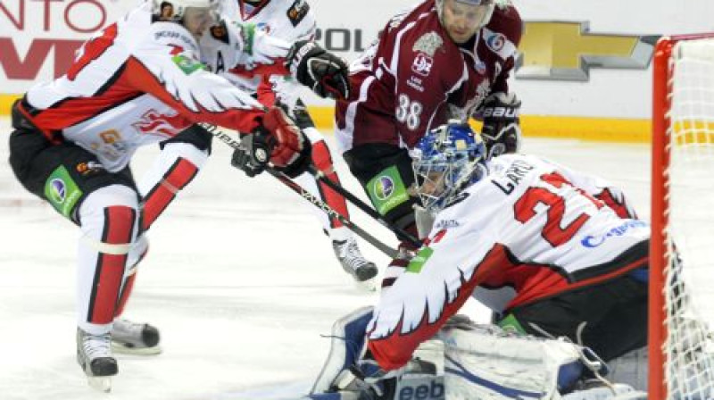 Pols Šehura Omskas "Avangard" vārtu priekšā
Foto: Romāns Kokšarovs, Sporta Avīze, f64