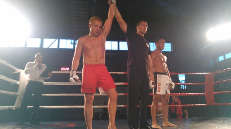 Vjačeslavs Beļajevs (no kreisās) izcīnot uzvaru cīņā ar Edgaru Pauču
Foto: Jevgēņijs Jasņickis