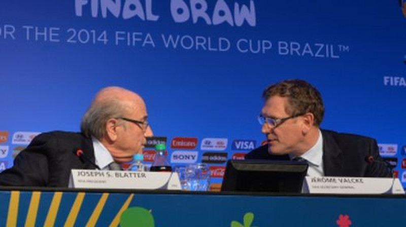 Žeroms Valks (pa labi) apspriežas ar FIFA prezidentu Zepu Blateru
Foto:AFP/Scanpix