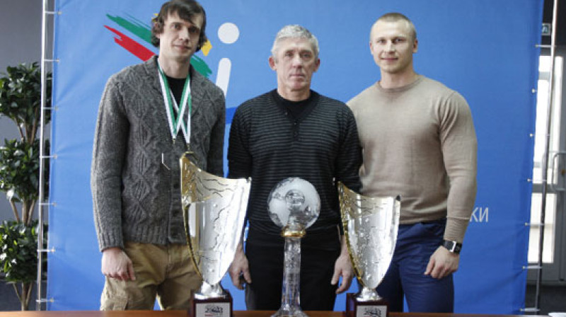 Pasaules čempions skeletonā Aleksandrs Tretjakovs, Anatolijs Čeliševs un bobslejists Dmitrijs Truņenkovs veido Krasnojarskas brigādi