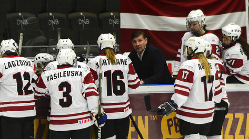 Vladimirs Golovkovs un Latvijas sieviešu hokeja izlase
Foto: IIHF