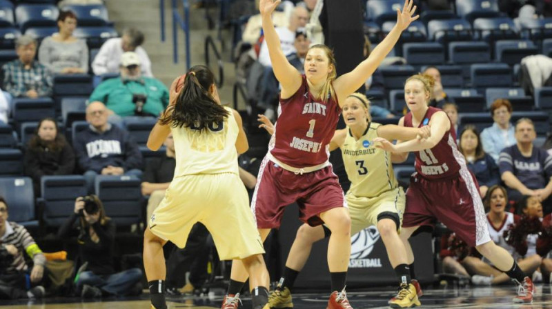 Ilze Gotfrīda spēlē pret "Vanderbilt" komandu
Foto: SJU Hawks