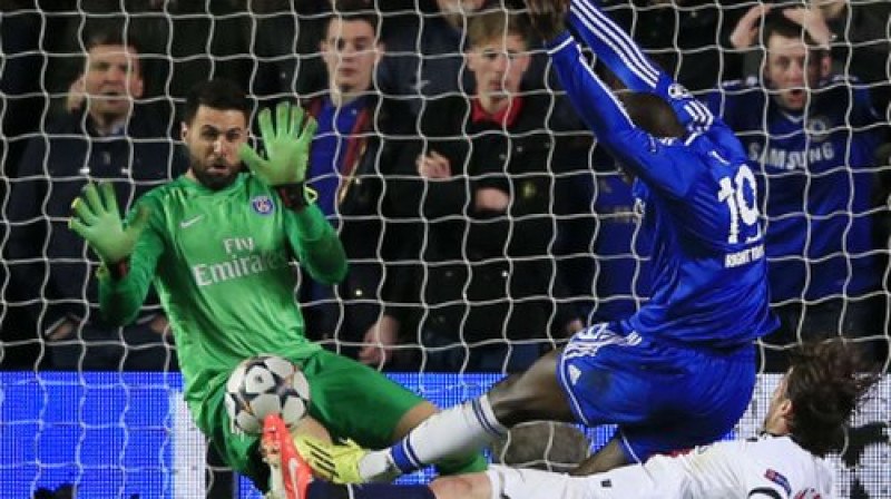 Demba Bā apsteidz Maksvelu un ieved "Chelsea" pusfinālā
Foto: AFP/Scanpix