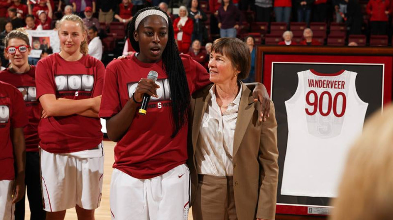 Stenfordas trenere Tara Vandervīra šosezon sasniedza 900 uzvaru robežu, savukārt Činija Ogvumaika saņēma Džona Vūdena balvu
Foto: Stanford