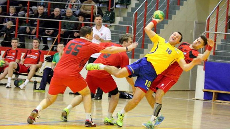 Sergejs Tretjakovs (SK Latgols) starp Celtnieks/LSPA handbolistiem
Foto: Laura Grišāne