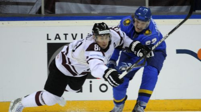 Latvijas un Kazahstānas hokejisti pēdējoreiz tikās pagājušā gada februārī, olimpiskajā kvalifikācijas turnīrā mūsējiem ņemot virsroku ar 3:2
Foto: Romāns Kokšarovs, Sporta Avīze, f64