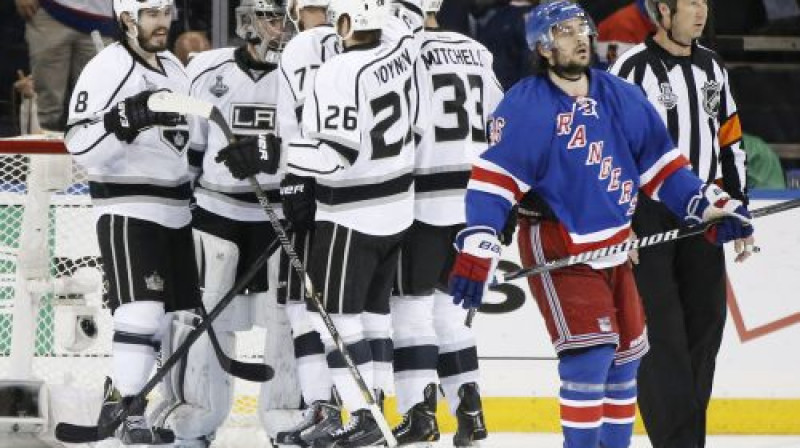 Matss Cukarelo nav priecīgs par Losandželosas "Kings" uzvaru
Foto: AP/Scanpix