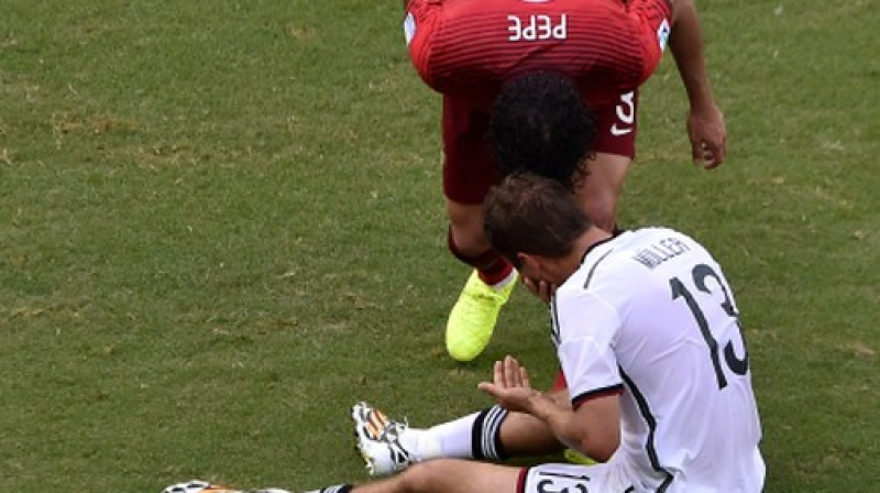 Pepe nopelna pirmo sarkano kartīti savā Portugāles izlases karjerā
Foto: AFP/Scanpix