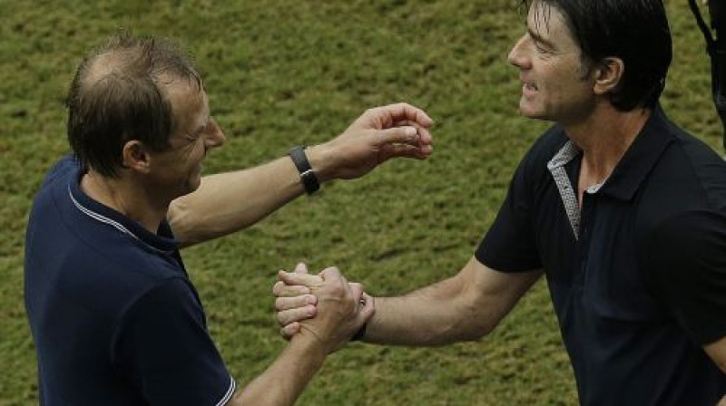 Jirgens Klinsmans pieņem Joahima Lēva apsveikumu
Foto: AP/Scanpix