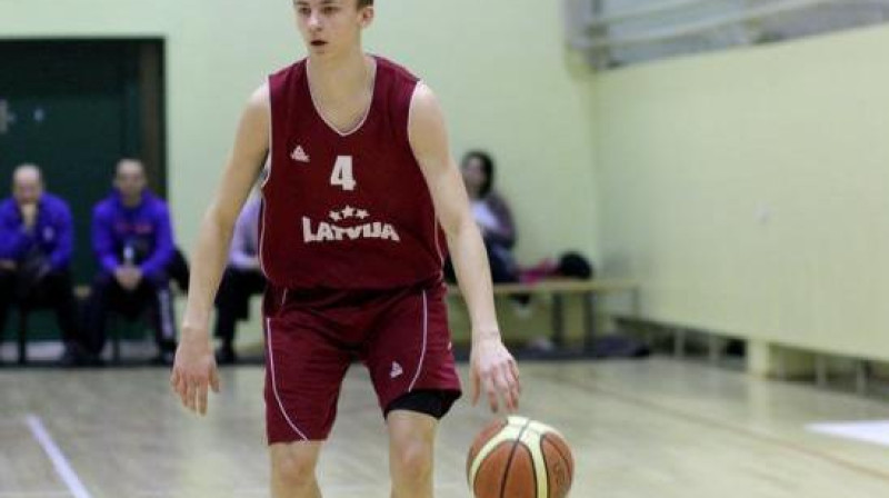 Kristers Zoriks: 13 punktu un 6 rezultatīvas piespēles Latvijas U16 izlases pirmajā pārbaudes spēlē.
Foto: basket.ee