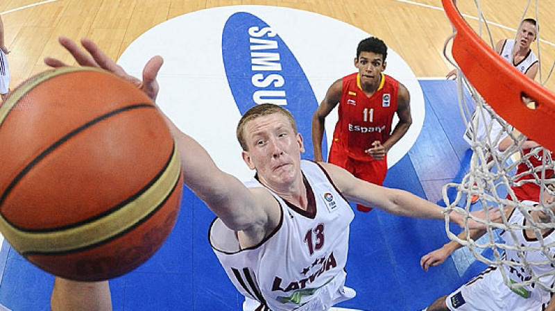 Vienam no Latvijas U20 izlases potenciālajiem līderiem Rolandam Šmitam pērn labs sniegums Eiropas U20 čempionātā pavēra durvis uz valstsvienību. 
Foto: FIBAEurope.com