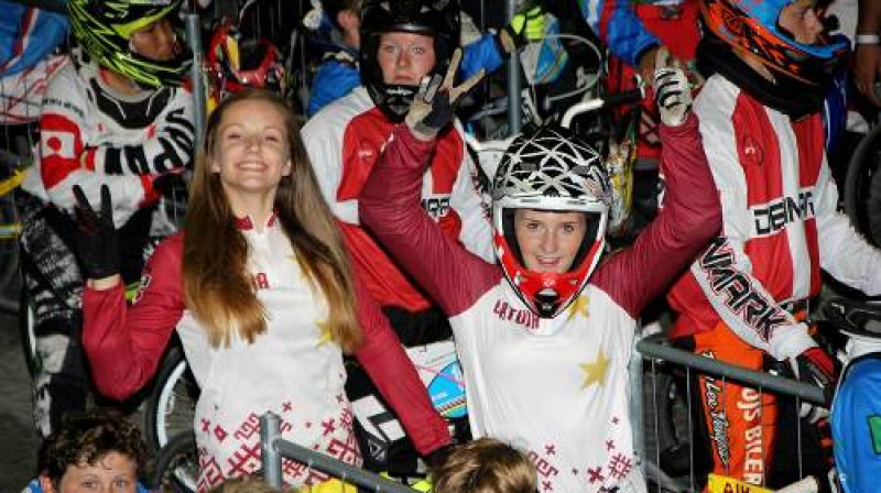 Lelde Šuma (no kreisās) un jaunā Pasaules vicečempione Vineta Pētersone (no labās)
Foto: Ervijs Rītiņš