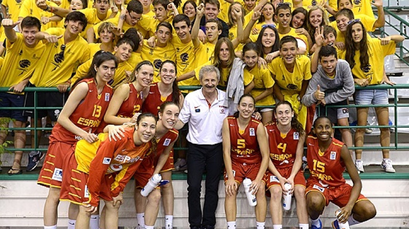 Evaristo Peress un Spānijas U18 izlase ar portugāļu līdzjutējiem
Foto: www.fibaeurope.com