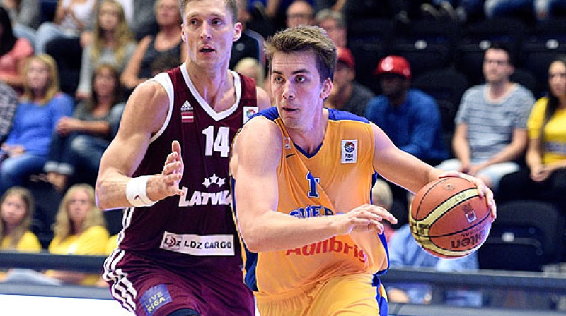 Kaspars Bērziņš: 14 punktu un 9 atlēkušās bumbas Latvijas valstvienības spēlē ar Zviedriju.
Foto: FIBAEurope.com