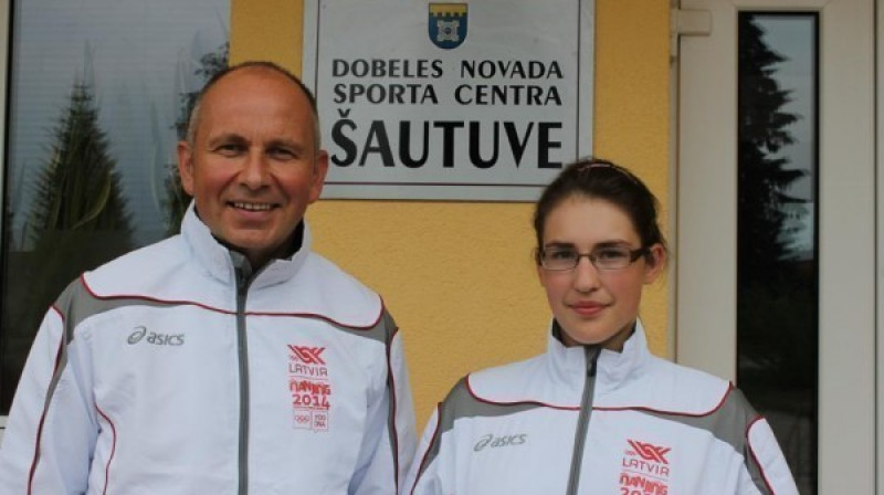 Treneris Vilnis Celmiņš un šāvēja Agate Rašmane 
Foto: dobele.lv