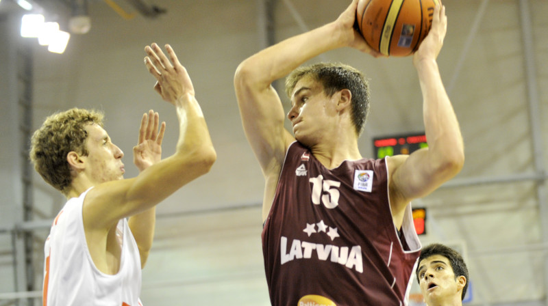 Centra spēlētājs Kārlis Garoza
Foto: Romāns Kokšarovs