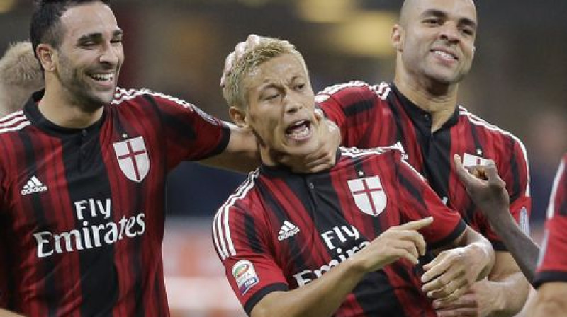 "Milan" futbolisti apsveic Keisuki Hondu ar viņa precīzo soda sitienu
Foto: AP/Scanpix