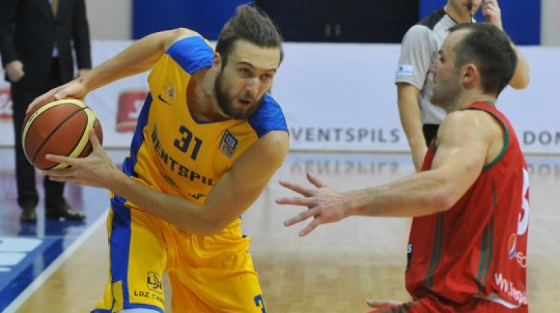 Žanis Peiners (BK "Ventspils") pret Andrusu Mažuti ("Liepāja/Triobet"): šoreiz pārsvars liepājnieka pusē.
Foto: bkventspils.lv