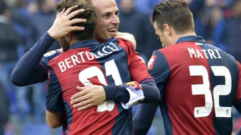 "Genoa" spēlētāji atzīmē Lukas Antoneli vārtu guvumu
Foto: AP/Scanpix