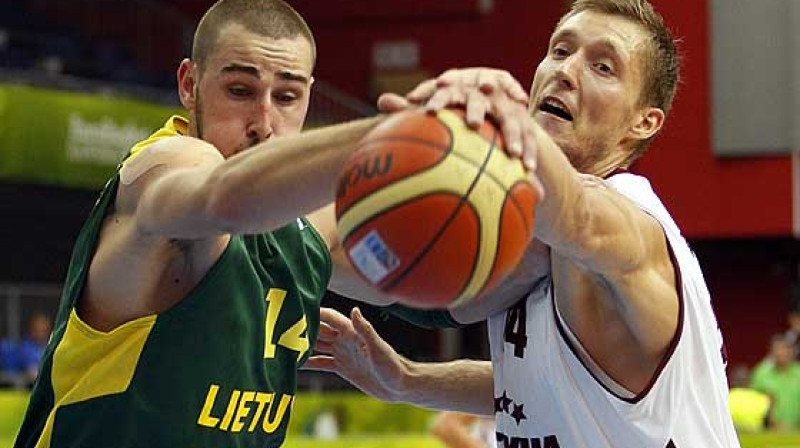 Kaspars Bērziņš pret Jonu Valančūnu.
Foto: FIBAEurope.com