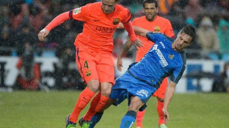 Ivans Rakitičs cīņā ar "Getafe" pussargu Pablo Sarabiju
Foto: AFP/Scanpix