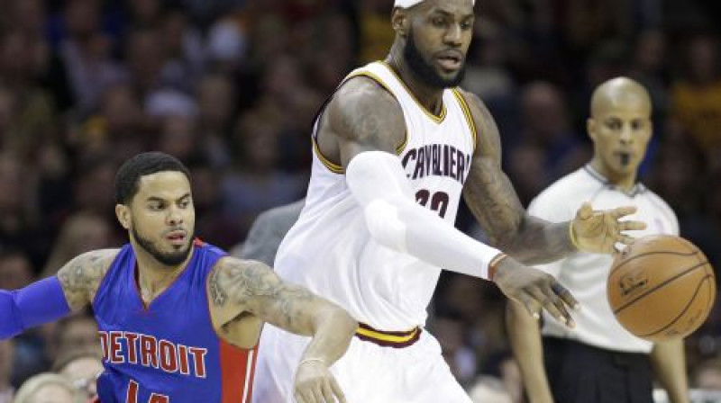 "Pistons" aizsargs Augustīns atņem bumbu Lebronam Džeimsam
Foto: AP/Scanpix