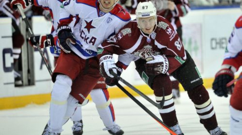 Gints Meija pret Maskavas CSKA uzbrucēju Romānu Ļubimovu
Foto: Romāns Kokšarovs, Sporta Avīze, f64